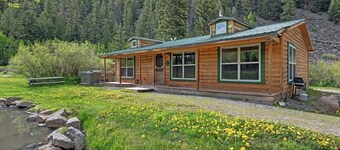 Creekside cabin with private hot tub, washer/dryer, WiFi & wood fireplace