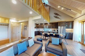 Ein modernes Interieur mit Wohnbereich, Küche und Essbereich.