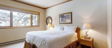 Tabla de planchar con plancha, wifi gratis, ropa de cama