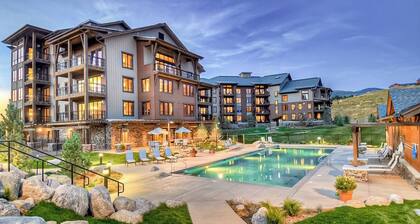Exquisite upscale studio w/private balcony, gondola access, shared hot tubs/pool