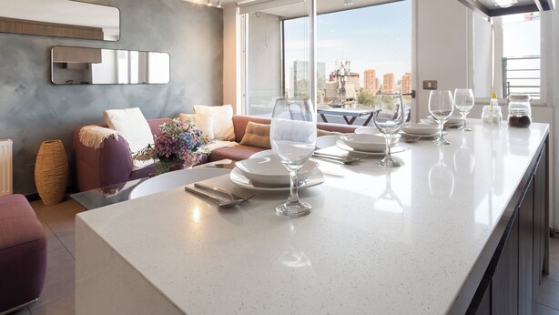 Una cucina moderna con zona pranzo, ampie finestre e vista sulla città.