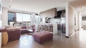 Un appartamento moderno con cucina, zona pranzo e soggiorno.