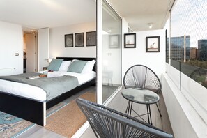 Een strijkplank/strijkijzer, wifi, beddengoed
