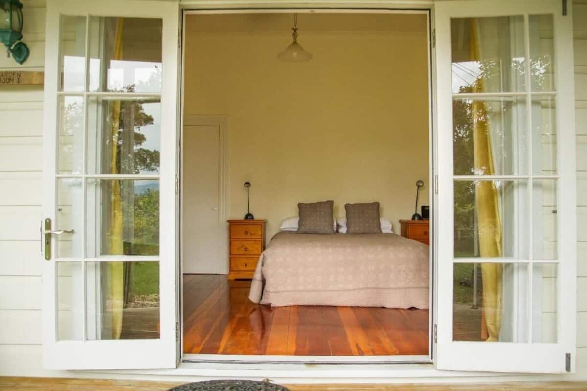Quarto casal básico, vista para o jardim | Wi-Fi de cortesia