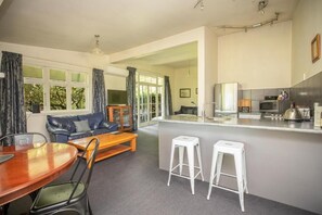Suite superior, patio, vista al viñedo | Interior