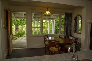 Suite superior, patio, vista al viñedo | Restaurantes