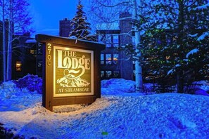 Schild für 'The Lodge at Steamboat' mit Berg- und Flammensymbolik.