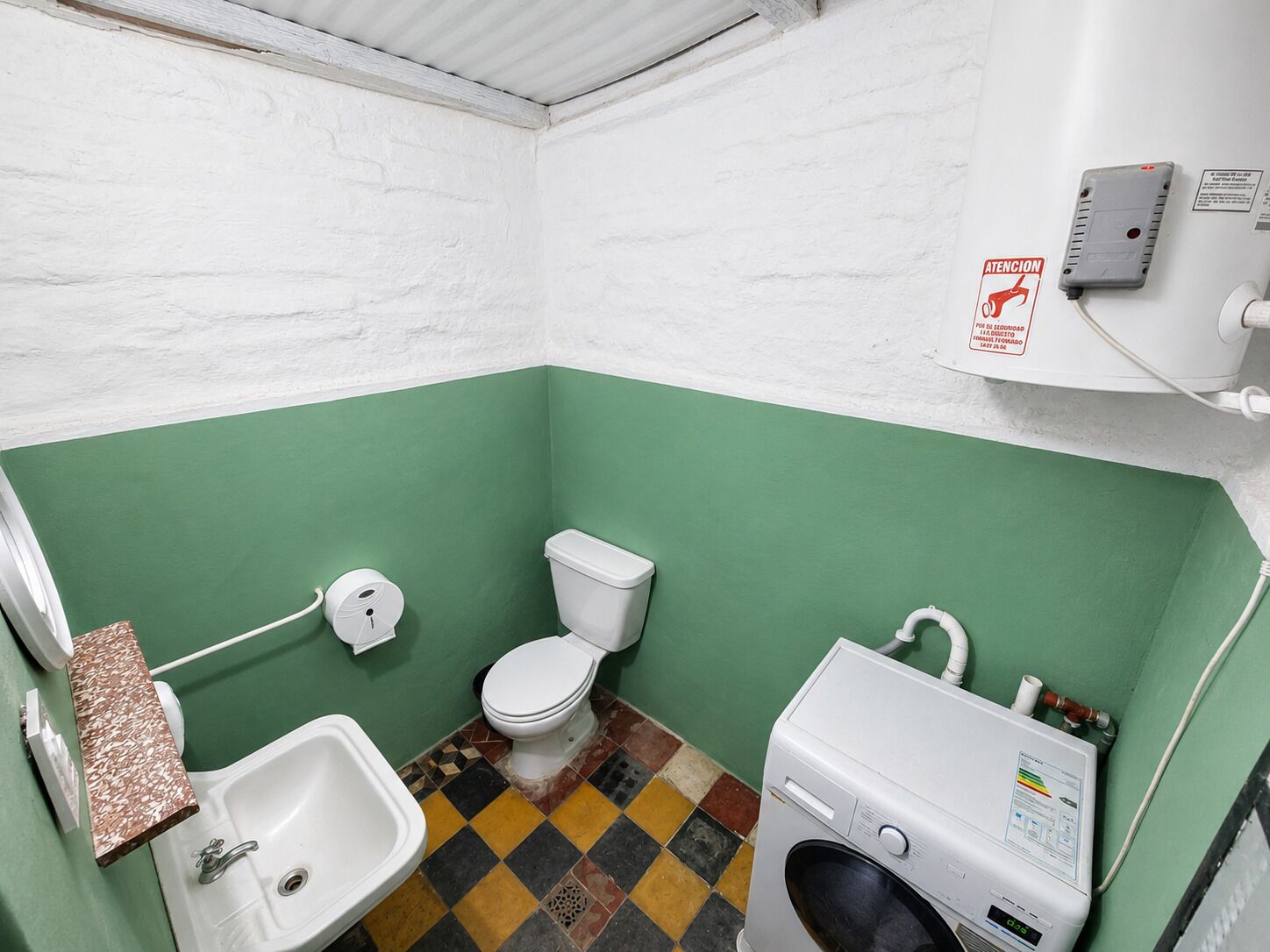 Douche, sèche-cheveux, bidet, serviettes fournies