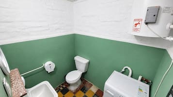 Douche, sĂšche-cheveux, bidet, serviettes fournies