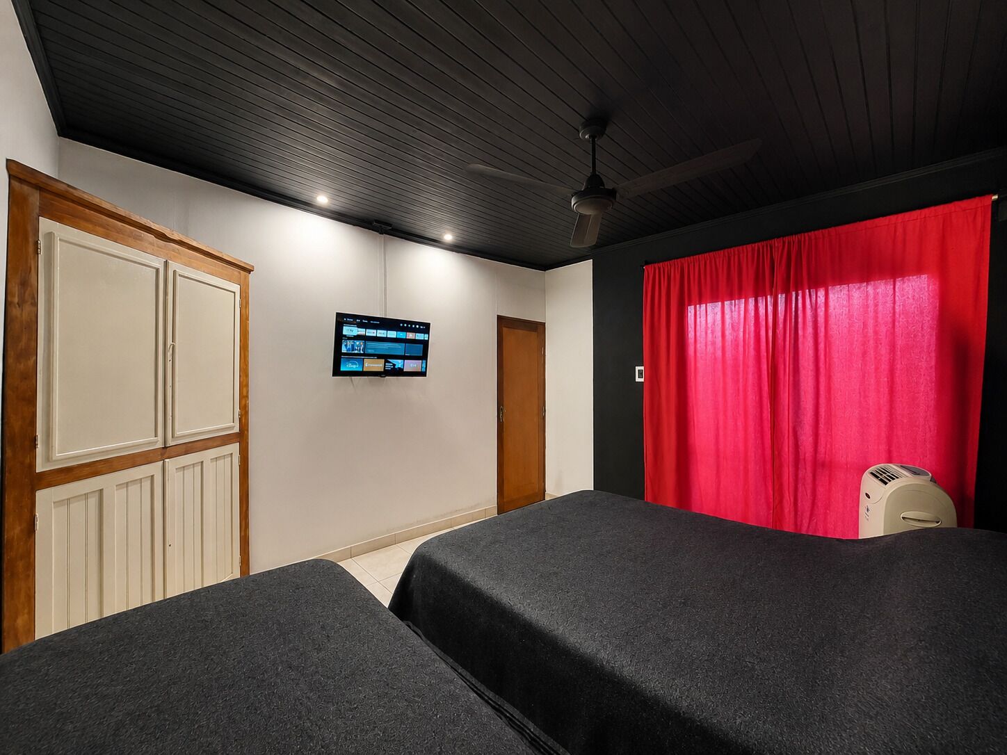 5 habitaciones, tabla de planchar con plancha, wifi y ropa de cama 