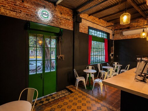 Complex, ideal for delegations, teams, travel groups or contingents.