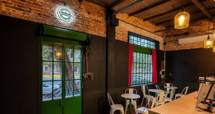 Complex, ideal for delegations, teams, travel groups or contingents.