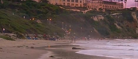 Beach nearby, sun loungers, beach towels