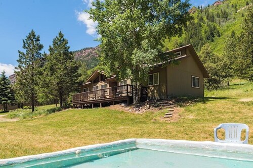 Cozy cabin w/ shared natural hot spring hot tub - nature preserve across river