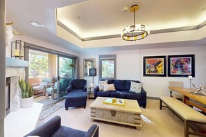 Ein modernes Wohnzimmer mit einer Couch, einem Couchtisch und Kunstwerken an der Wand.