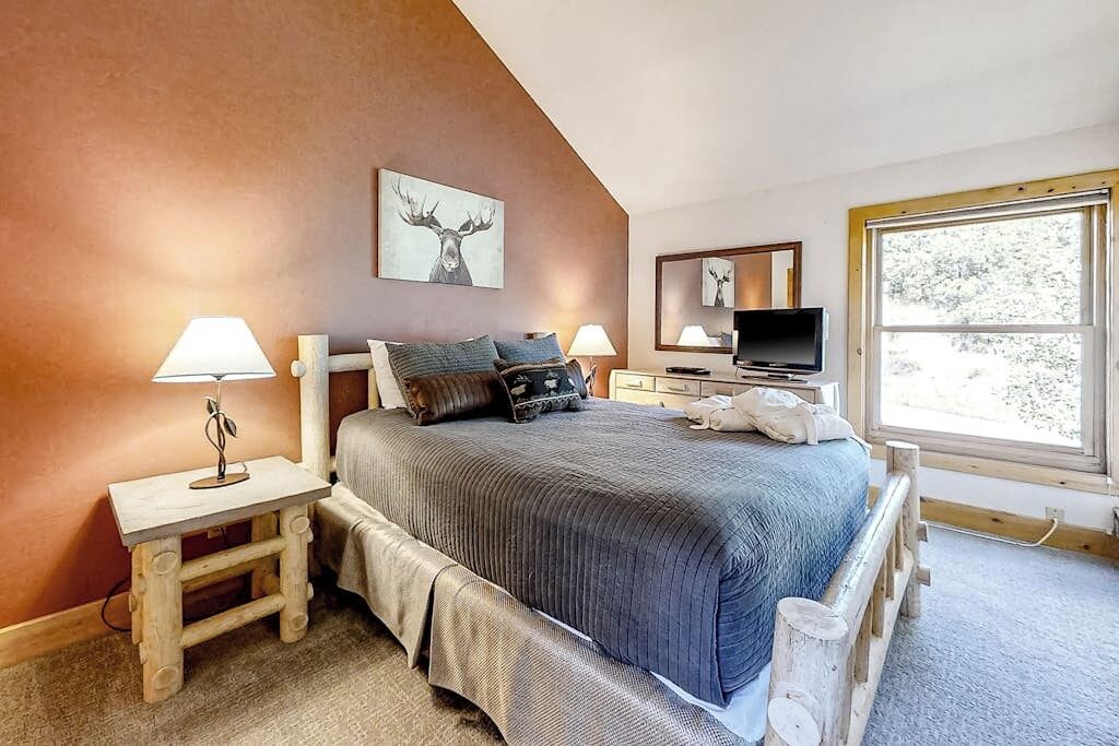 Iron/ironing board, travel cot, free WiFi