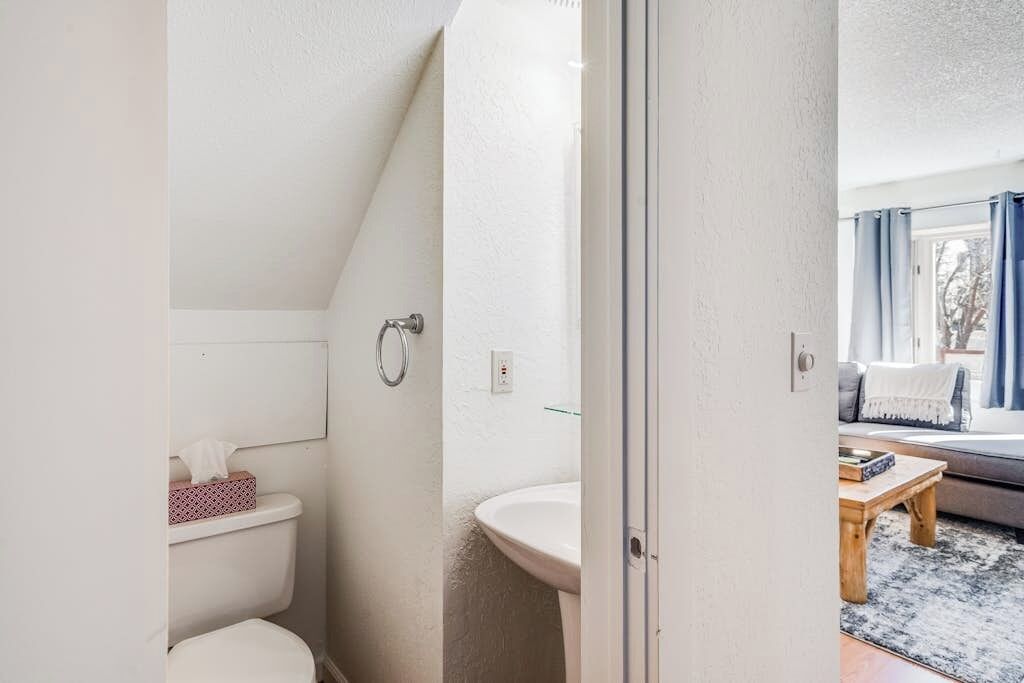 Douche, séchoir à cheveux, serviettes fournies