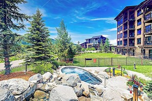 A hotel with a pool, surrounded by trees and a mountain view. - High-End Condo w/ WiFi, AC, Fireplace & Shared Pool/Hot Tubs/Gym - Walk to Lifts (Steamboat Springs)