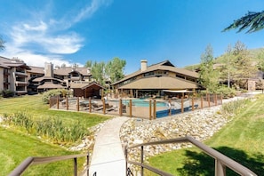 Ein Resort mit Pool, Außenbereich zum Sitzen und einem Weg zu den Gebäuden.