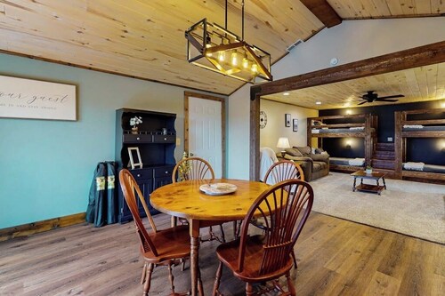 Cozy apartment with full kitchen, patio, grill & convenient location