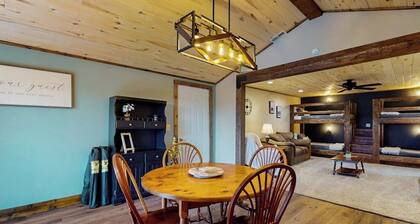 Cozy apartment with full kitchen, patio, grill & convenient location