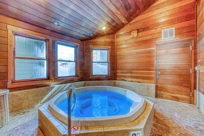 Rustic condo with fireplace, pool & hot tubs - walk mere blocks to ski base