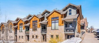 Dog-friendly Alpenglow townhome with gas fireplace, fast WiFi & great location