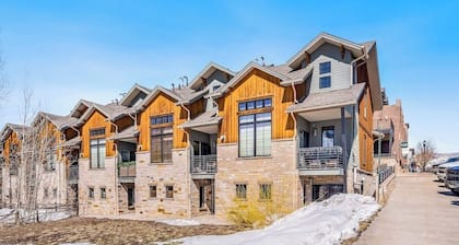 Dog-friendly Alpenglow townhome with gas fireplace, fast WiFi & great location