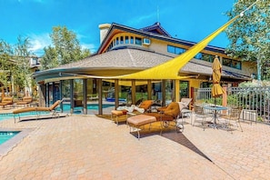 Ein Poolbereich mit Liegestühlen und einer überdachten Sitzgruppe.