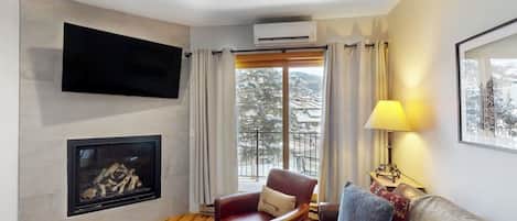 Televisión, chimenea y monitor de computadora