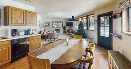 Cozy mountain-view house with full kitchen, dog-friendly & convenient location