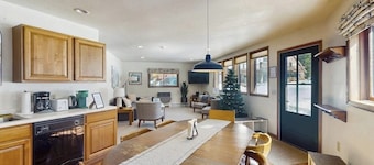 Cozy mountain-view house with full kitchen, dog-friendly & convenient location