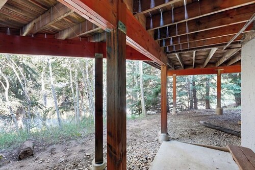 Cozy Alpine Studio w/ High-End Mattresses, Hot Tub & Full Kitchen