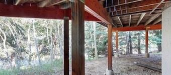 Cozy Alpine Studio w/ High-End Mattresses, Hot Tub & Full Kitchen