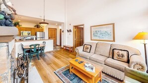 Un salon comprenant un canapé, une table basse et un coin repas avec des chaises.