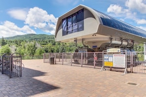 Ein Riverfront Express Wohnmobil mit überdachtem Wohnbereich, einem eingezäunten Parkplatz und einem Schild mit den Öffnungszeiten.