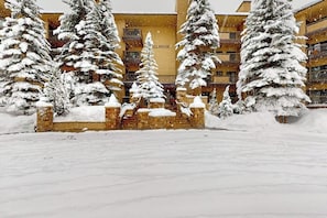Ein mit Schnee bedeckter Innenhof, im Hintergrund ein Gebäude mit der Aufschrift 'ALL RIDGE'.