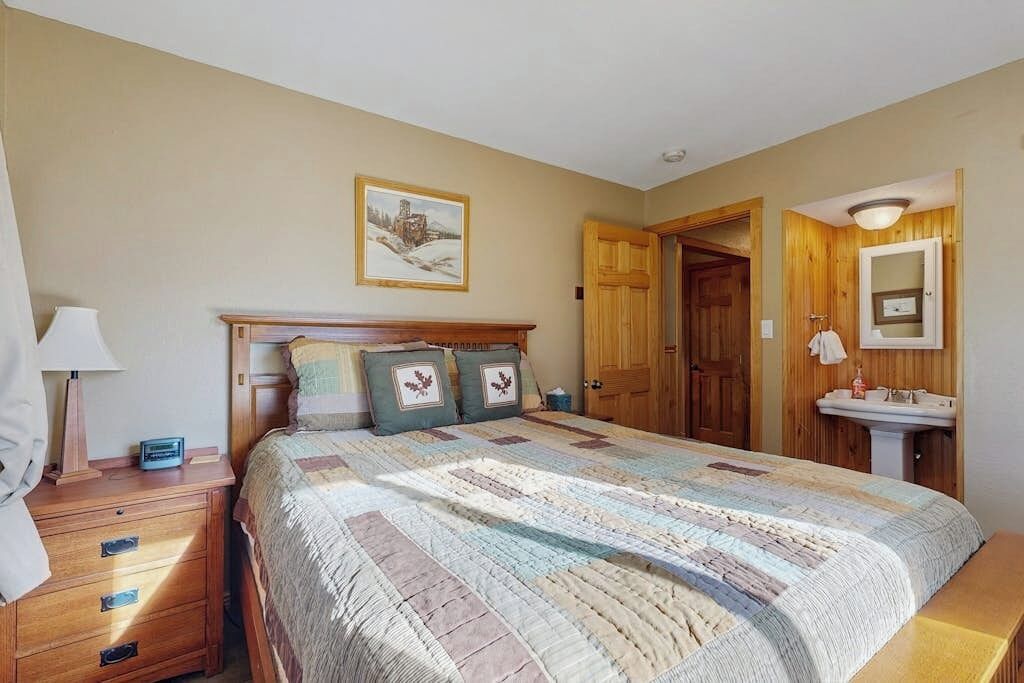 Iron/ironing board, internet, bed sheets