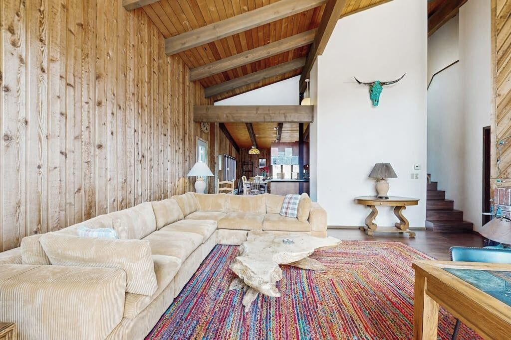TV, fireplace, DVD player, books