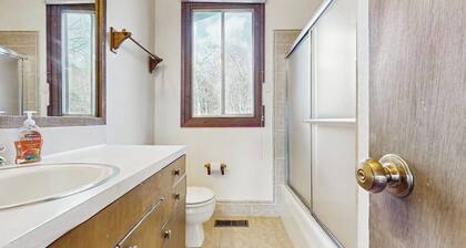 Spacious Mountain Lodge-Style Home with Free WiFi - Nearby Ski Access