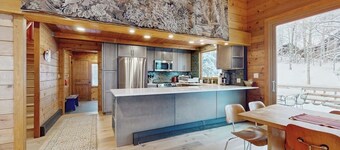 70's style home near Village with private hot tub & fireplace - dog-friendly