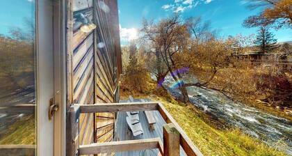Lovely Riverfront Home w/Private Washer/Dryer, Fireplaces - Close to Ski Resorts