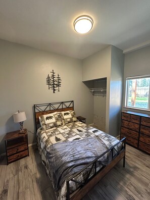 2 bedrooms, WiFi, bed sheets - Modern Country Cottage is a 2-bedroom bungalow in peaceful Loon Lake WA. (Loon Lake)