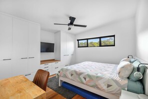 3 bedrooms, iron/ironing board, WiFi, bed sheets - Escape on Merry - Coastal Retreat (Kioloa)