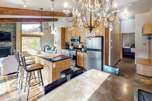 Lovely getaway minutes from ski slopes with mountain views, fireplace, & balcony