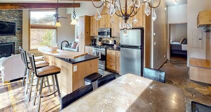 Lovely getaway minutes from ski slopes with mountain views, fireplace, & balcony