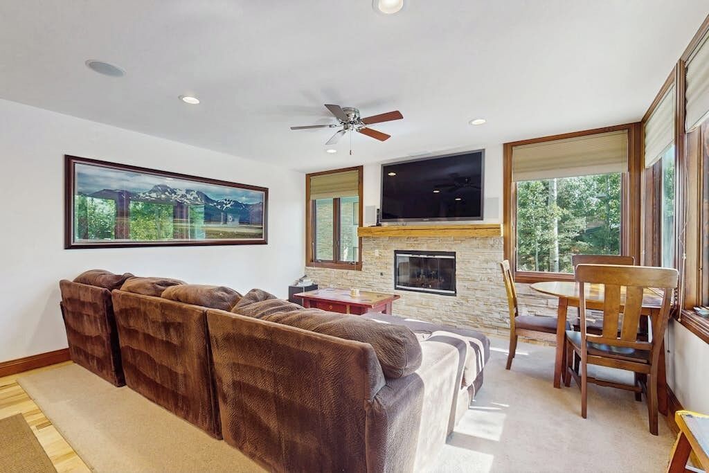 TV, fireplace, stereo
