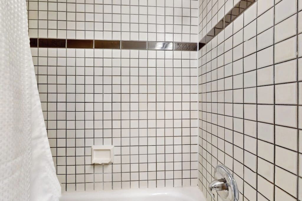 Douche, sèche-cheveux, serviettes fournies