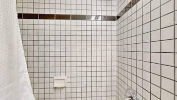 Douche, sèche-cheveux, serviettes fournies