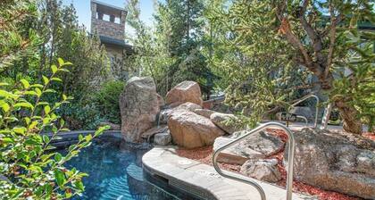Corner chalet with pool, hot tub, WiFi & W/D - short walk to lifts